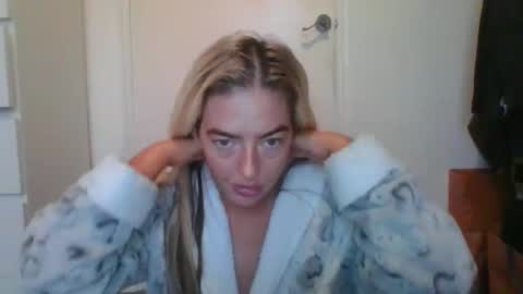 Snapshot of rubyredxxxoxxx chatting on December 8, 8:20 am rubyredxxxoxxx online show from December 8, 8:20 am