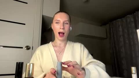 Hi Im Kessy 18 years old online show from September 9, 3:45 pm