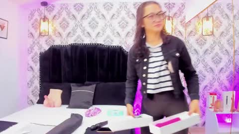 Snapshot of saara_brown chatting on February 22, 12:19 pm Saara Brown online show from February 22, 12:19 pm