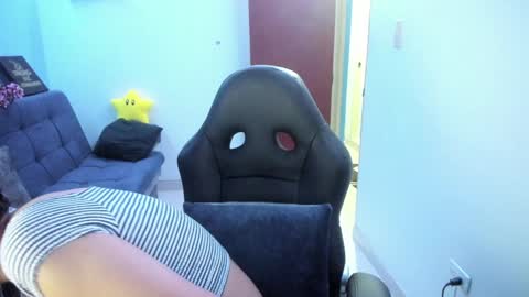 Snapshot of sabrina_chester_02 chatting on December 6, 12:45 am Angie  online show from December 6, 12:45 am