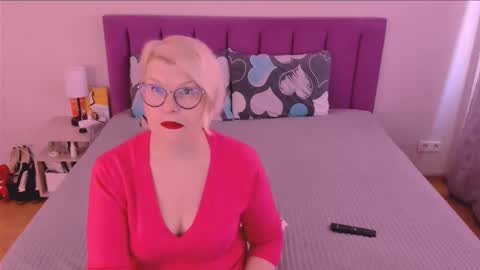 Snapshot of sabrinamacmarren chatting on October 8, 11:58 am Sabrina MacMarren online show from October 8, 11:58 am