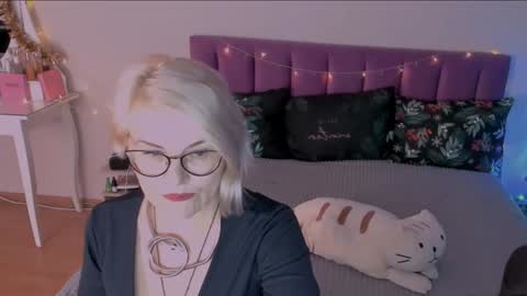 Sabrina MacMarren online show from December 28, 1:17 pm