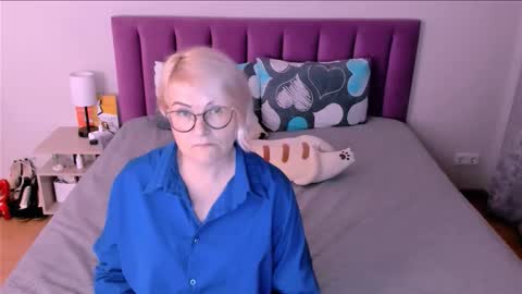 Snapshot of sabrinamacmarren chatting on October 6, 7:29 pm Sabrina MacMarren online show from October 6, 7:29 pm