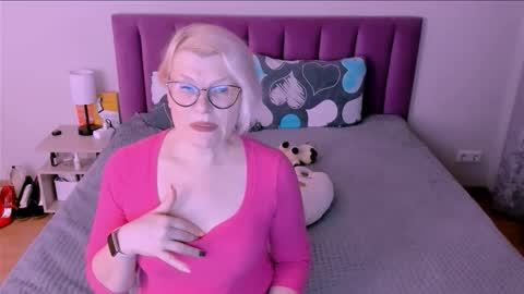 Snapshot of sabrinamacmarren chatting on October 2, 5:07 pm Sabrina MacMarren online show from October 2, 5:07 pm