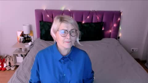 Sabrina MacMarren online show from December 18, 2:33 pm