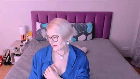 Snapshot of sabrinamacmarren chatting on October 12, 3:36 pm Sabrina MacMarren online show from October 12, 3:36 pm