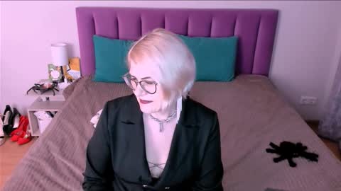 Snapshot of sabrinamacmarren chatting on October 31, 6:12 pm Sabrina MacMarren online show from October 31, 6:12 pm