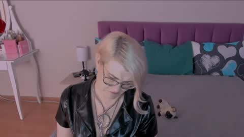 Sabrina MacMarren online show from January 27, 11:43 am