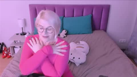 Snapshot of sabrinamacmarren chatting on September 24, 7:35 pm Sabrina MacMarren online show from September 24, 7:35 pm