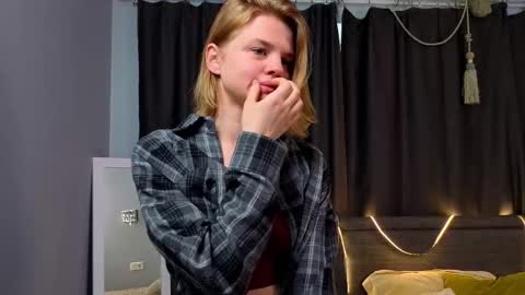 Snapshot of sadedonnick chatting on October 27, 8:32 am Lilli online show from October 27, 8:32 am