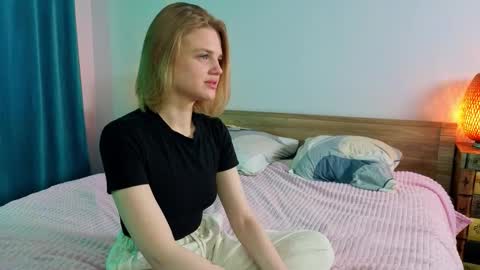 Snapshot of sadedonnick chatting on October 30, 8:27 am Lilli online show from October 30, 8:27 am