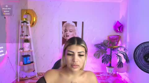 Snapshot of saloomee__ chatting on October 7, 11:14 am SALOME online show from October 7, 11:14 am