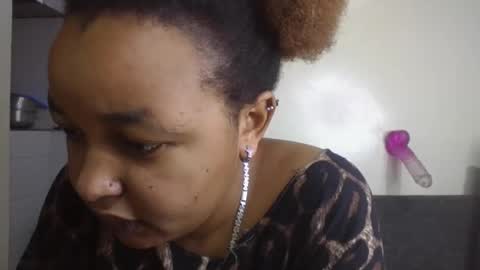 Snapshot of salty_surprise_ chatting on December 6, 2:02 am salty_surprise_ online show from December 6, 2:02 am