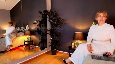 Snapshot of samanthamilf__ chatting on January 12, 2:03 am Samanta online show from January 12, 2:03 am