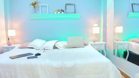 Snapshot of samanthamilf__ chatting on February 22, 1:44 am Samanta online show from February 22, 1:44 am