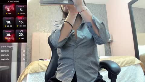 Sara  online show from January 27, 4:33 pm