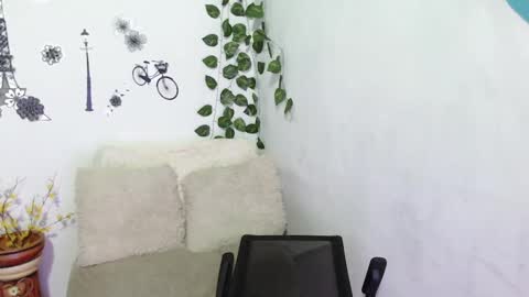 Snapshot of samira_lennox chatting on January 15, 6:40 pm SAMIRA online show from January 15, 6:40 pm