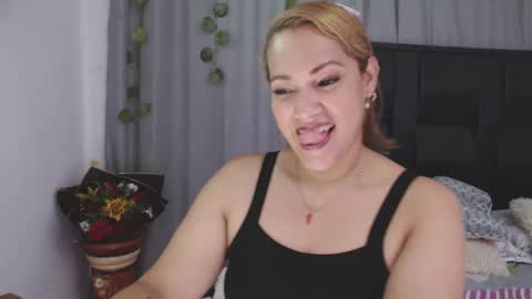 Snapshot of samira_lennox chatting on September 15, 10:06 pm SAMIRA online show from September 15, 10:06 pm