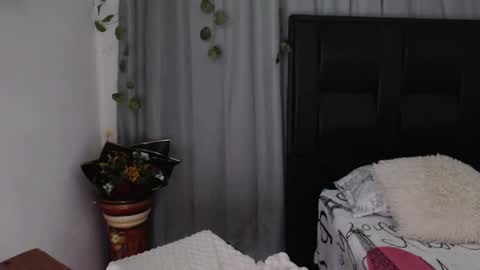 Snapshot of samira_lennox chatting on September 17, 10:19 pm SAMIRA online show from September 17, 10:19 pm