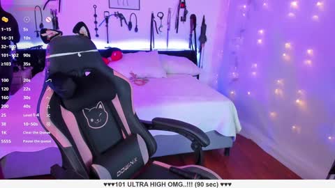 Snapshot of santos_liah chatting on December 16, 1:11 pm Liah Santos online show from December 16, 1:11 pm