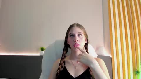 sara__jones_ online show from February 19, 7:38 pm
