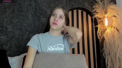 sara__jones_ online show from January 11, 11:45 am