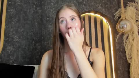 sara__jones_ online show from February 4, 8:06 pm