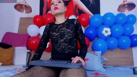 sara_sm1th_ online show from June 14, 5:30 am