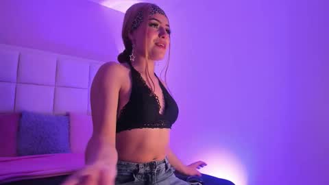 Snapshot of sarabenedetti chatting on September 22, 3:49 am Sara online show from September 22, 3:49 am