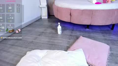 Snapshot of saracooper_22 chatting on October 31, 4:03 am Sara Cooper online show from October 31, 4:03 am