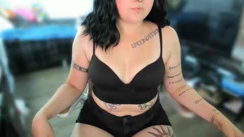 Snapshot of sarah_e_xx chatting on October 2, 5:18 pm Sarah online show from October 2, 5:18 pm