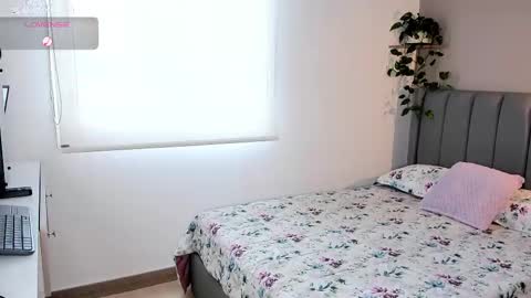 Snapshot of sarah_rayy chatting on February 10, 8:42 pm sarah_rayy online show from February 10, 8:42 pm