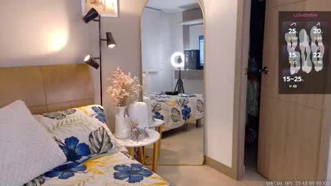 Snapshot of sarah_rayy chatting on October 21, 10:25 pm sarah_rayy online show from October 21, 10:25 pm