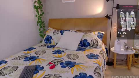 Snapshot of sarah_rayy chatting on October 23, 10:27 pm sarah_rayy online show from October 23, 10:27 pm