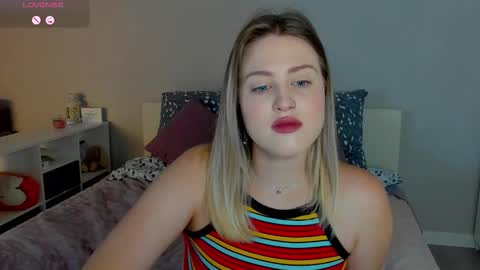 Snapshot of sarah_soul chatting on September 11, 1:17 am Sarah online show from September 11, 1:17 am