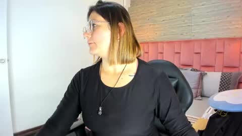 Sarah Deyvis online show from October 2, 8:25 pm