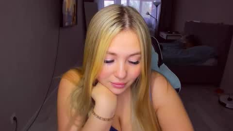 Sarah online show from April 22, 2:36 pm