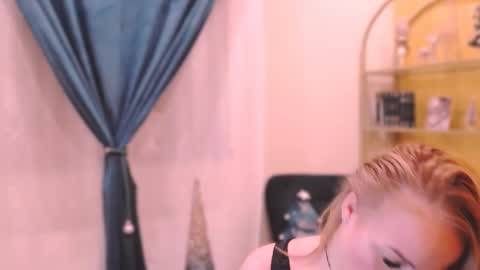 Sarah  Follow me  Thumb UP  online show from December 25, 12:37 am