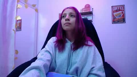 Snapshot of sarai_petite_ chatting on December 4, 8:12 am SARAI online show from December 4, 8:12 am