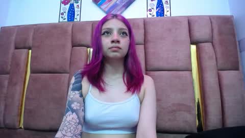 Snapshot of sarai_petite_ chatting on December 7, 8:44 am SARAI online show from December 7, 8:44 am