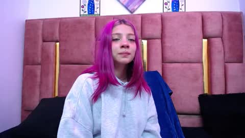 Snapshot of sarai_petite_ chatting on December 22, 7:00 am SARAI online show from December 22, 7:00 am