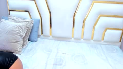 Snapshot of saramagiic chatting on September 17, 3:43 pm   online show from September 17, 3:43 pm