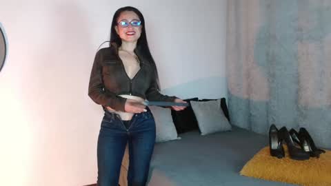 saramilf_69 online show from December 5, 12:44 pm
