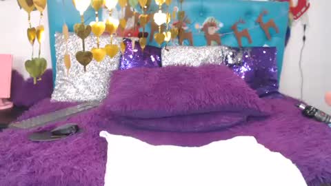 Sara Wills online show from December 3, 2:05 pm