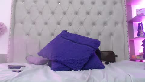 Snapshot of sarita_multisquirt chatting on December 12, 2:59 am Sara online show from December 12, 2:59 am