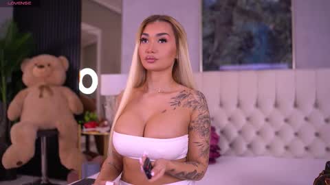 Snapshot of sashaferrera chatting on September 23, 6:06 pm Dennise online show from September 23, 6:06 pm