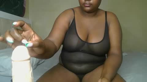 sassie_bee online show from December 11, 12:02 am