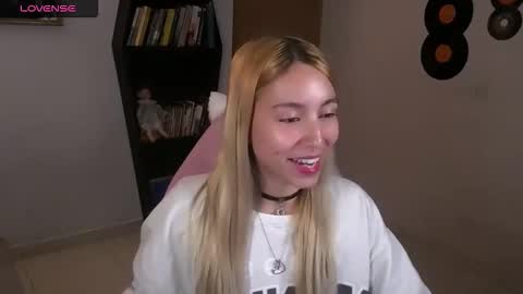 Snapshot of saucy_jenn1 chatting on October 17, 4:27 am I AM JENN online show from October 17, 4:27 am