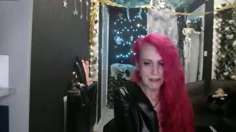 Snapshot of saucysky chatting on November 1, 12:04 am SaucySky online show from November 1, 12:04 am