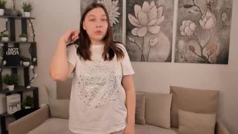 Gwenthis online show from September 22, 1:37 am